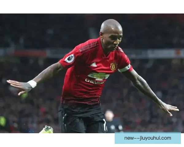 罗宾逊在富勒姆左路防守严密如铜墙铁壁展现全能实力