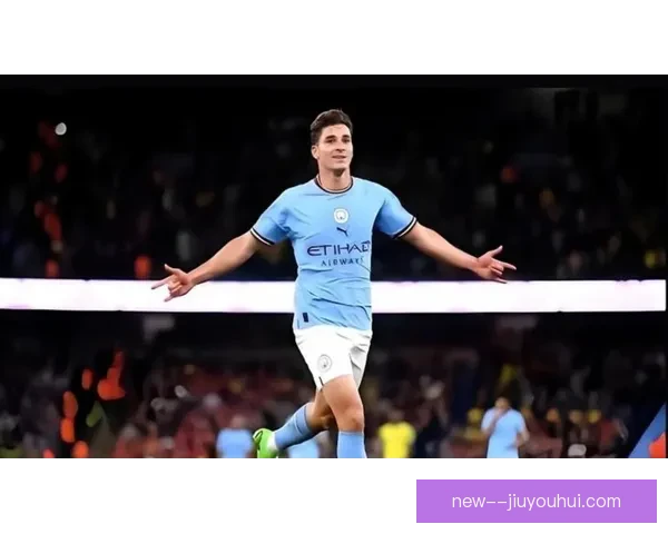 阿尔瓦雷斯在曼城前场积极跑动表现出色 后转会离队引发热议