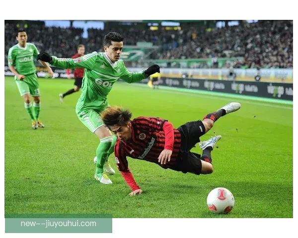 酒井宏树捧起亚冠奖杯庆祝辉煌胜利瞬间